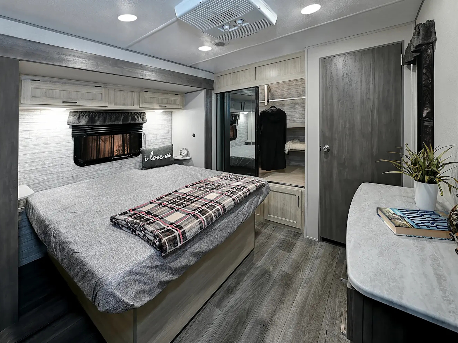 2025 Coachmen Catalina Legacy Edition 293TQBSCK TRAVEL TRAILER