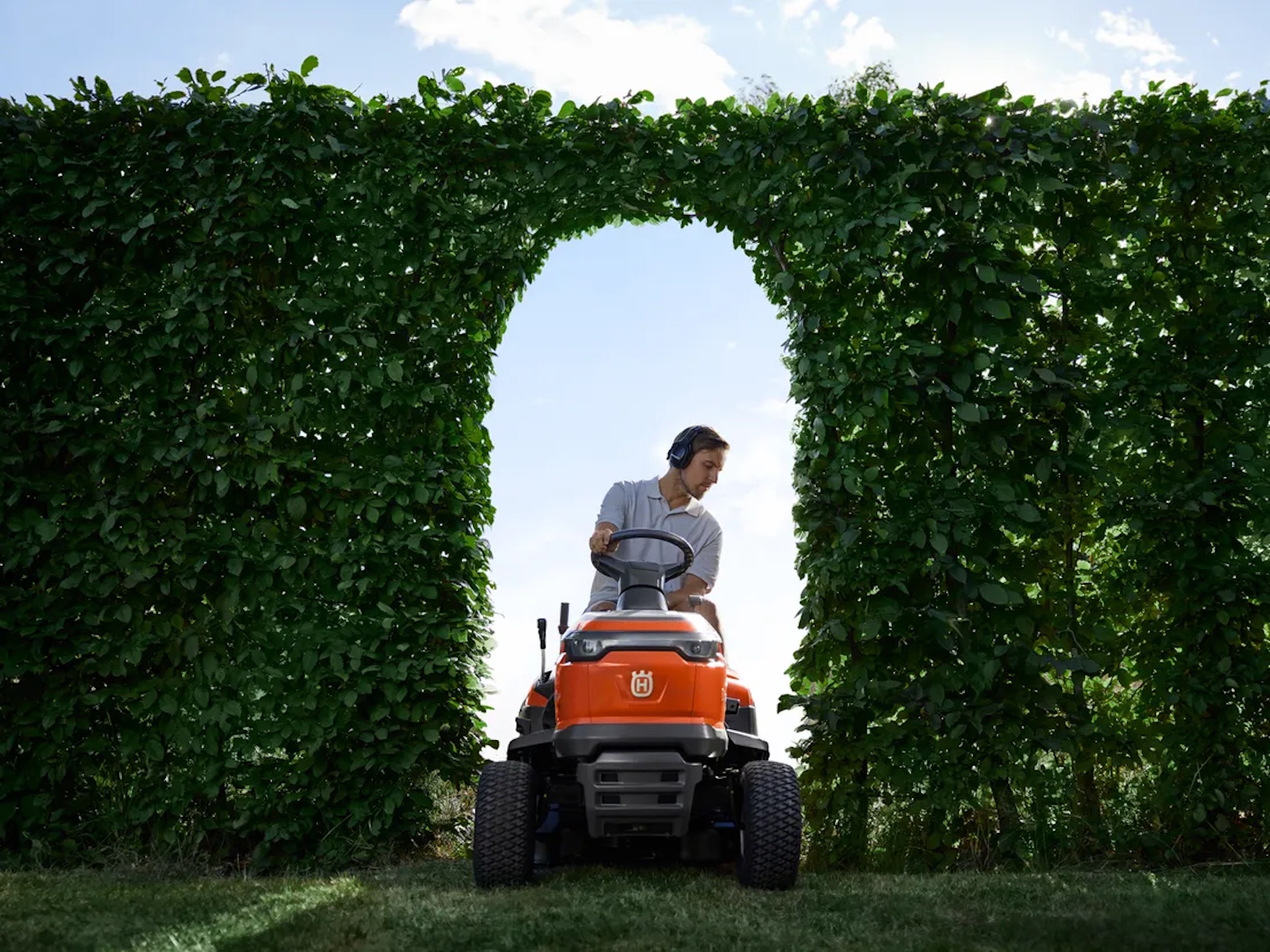 2026 Husqvarna Construction TS 120 46 in Riding Mower