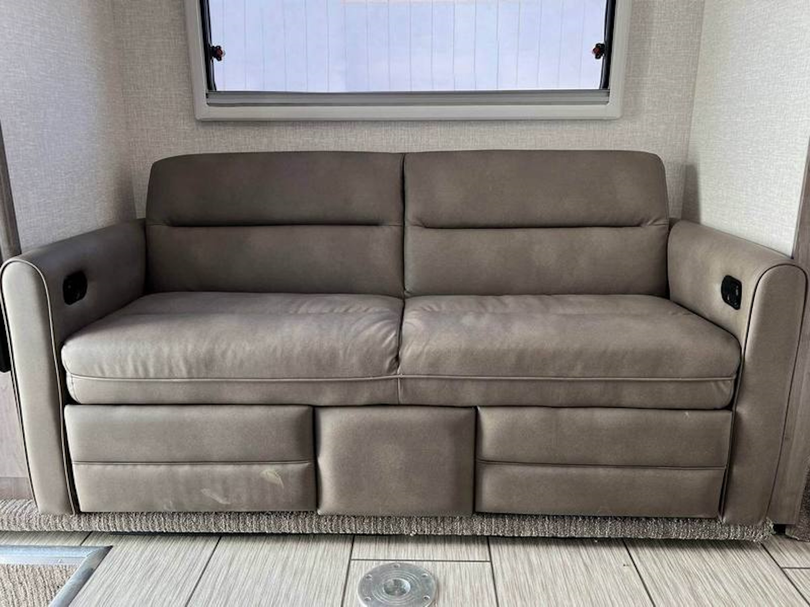 2027 Lance 1172 Truck Camper