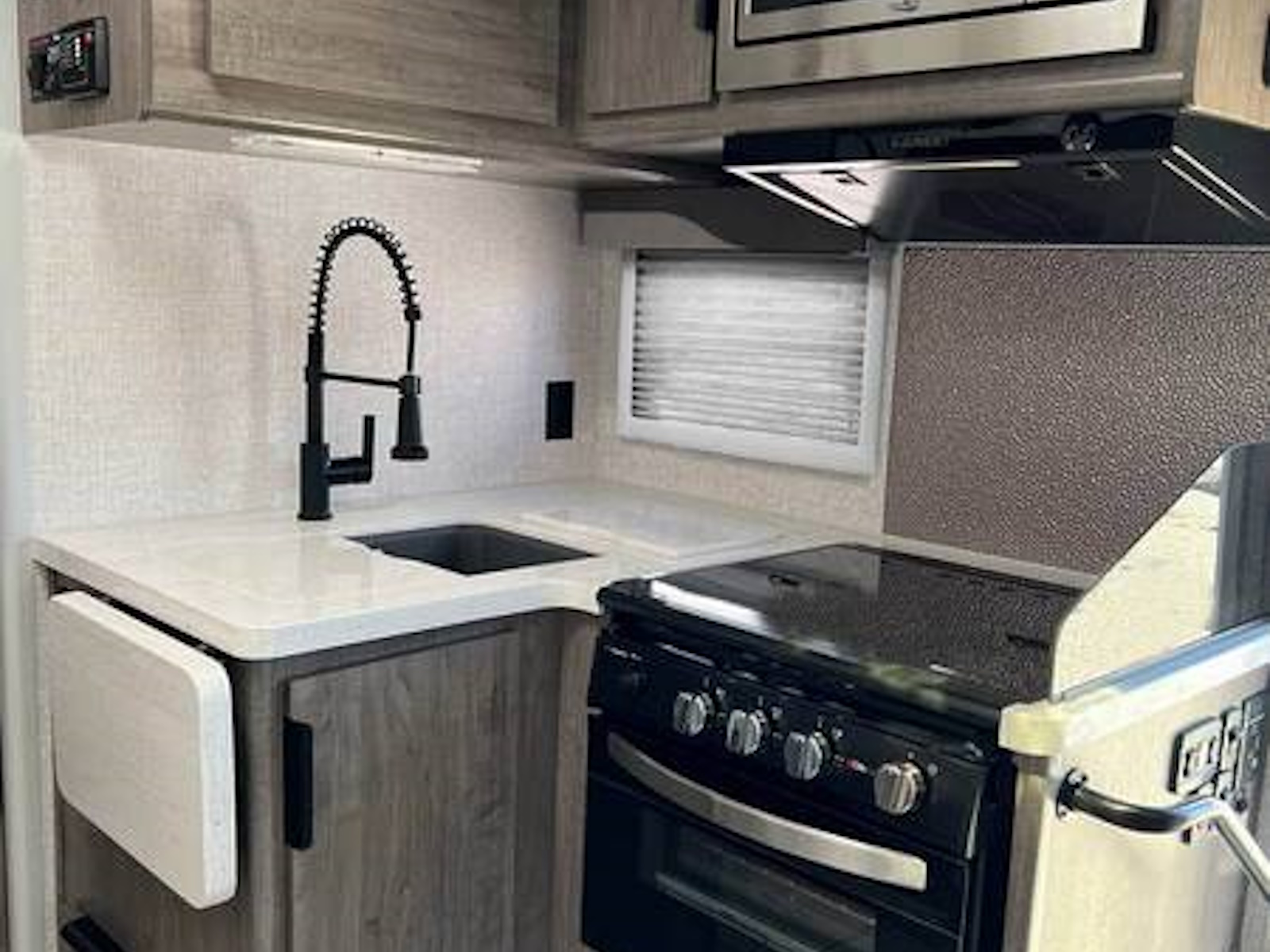 2027 Lance 1172 Truck Camper