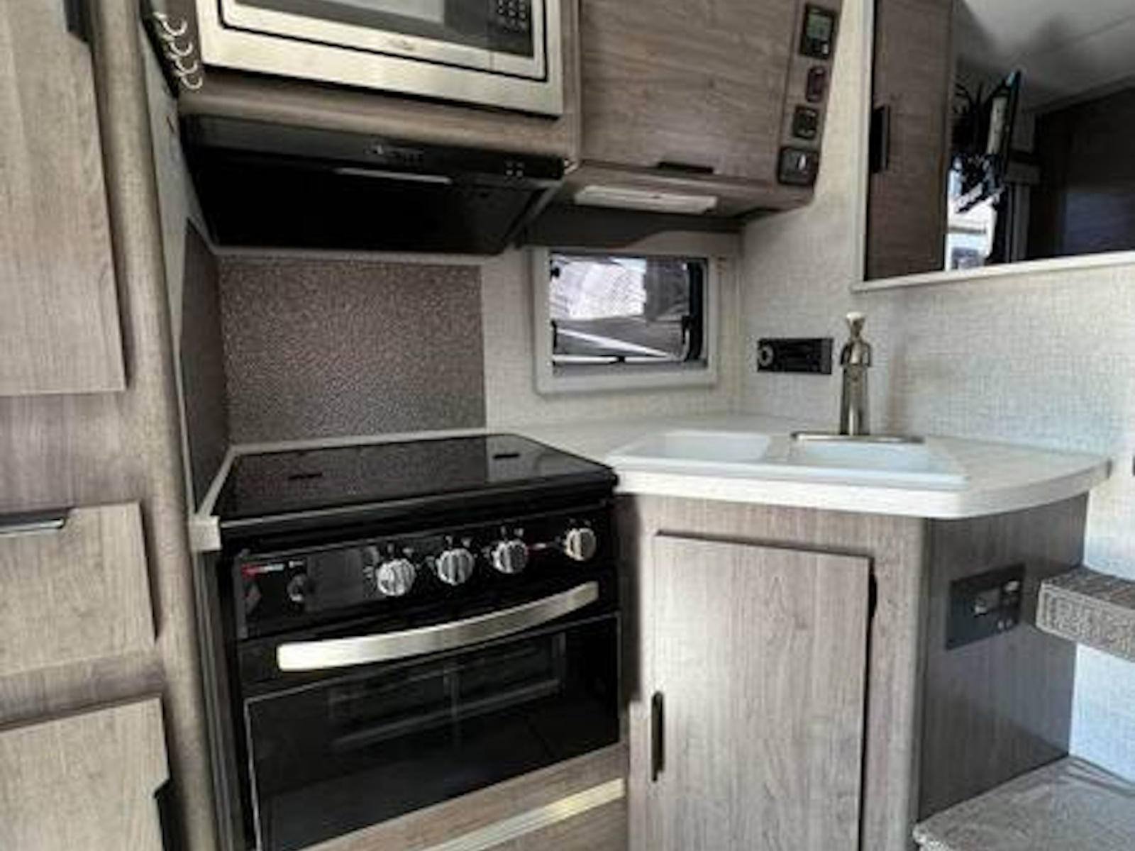 2027 Lance 850 Truck Camper