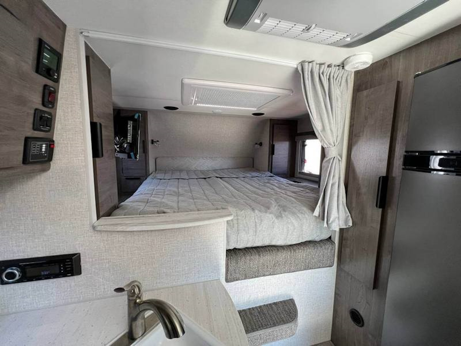 2027 Lance 850 Truck Camper