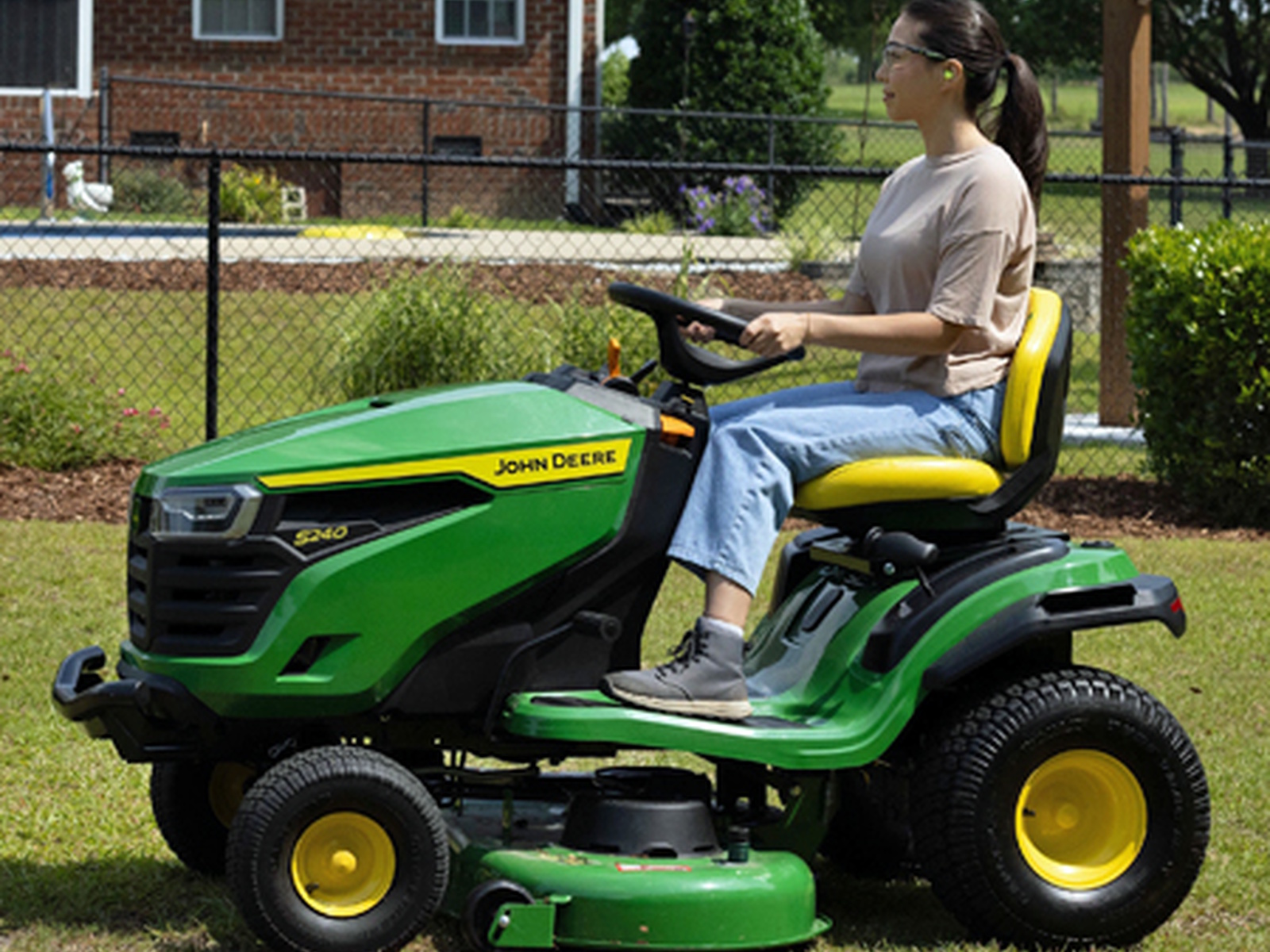 2026 John Deere Lawn & Garden S220 Riding Lawn Mowers