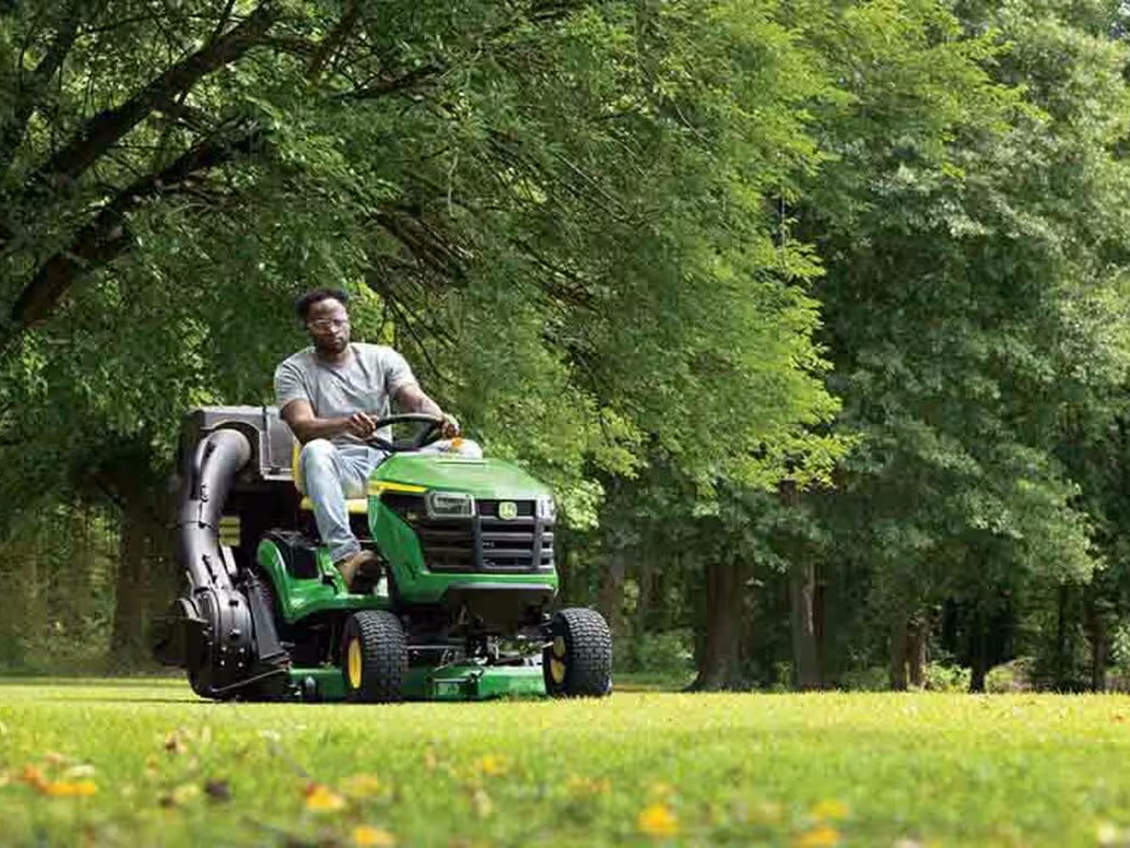 2026 John Deere Lawn & Garden S220 Riding Lawn Mowers