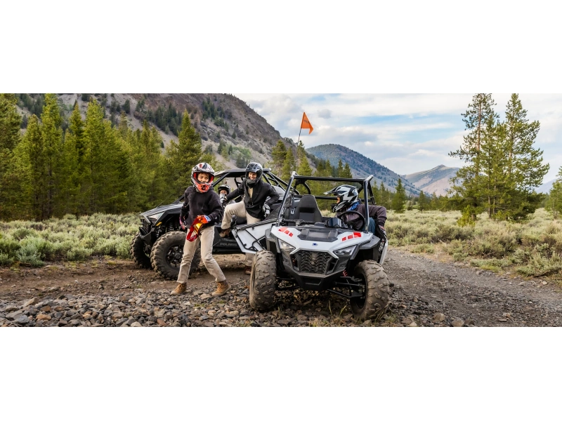 2023 POLARIS RZR 200 EFI - WHITE LIGHTNING / INDY RED ATV