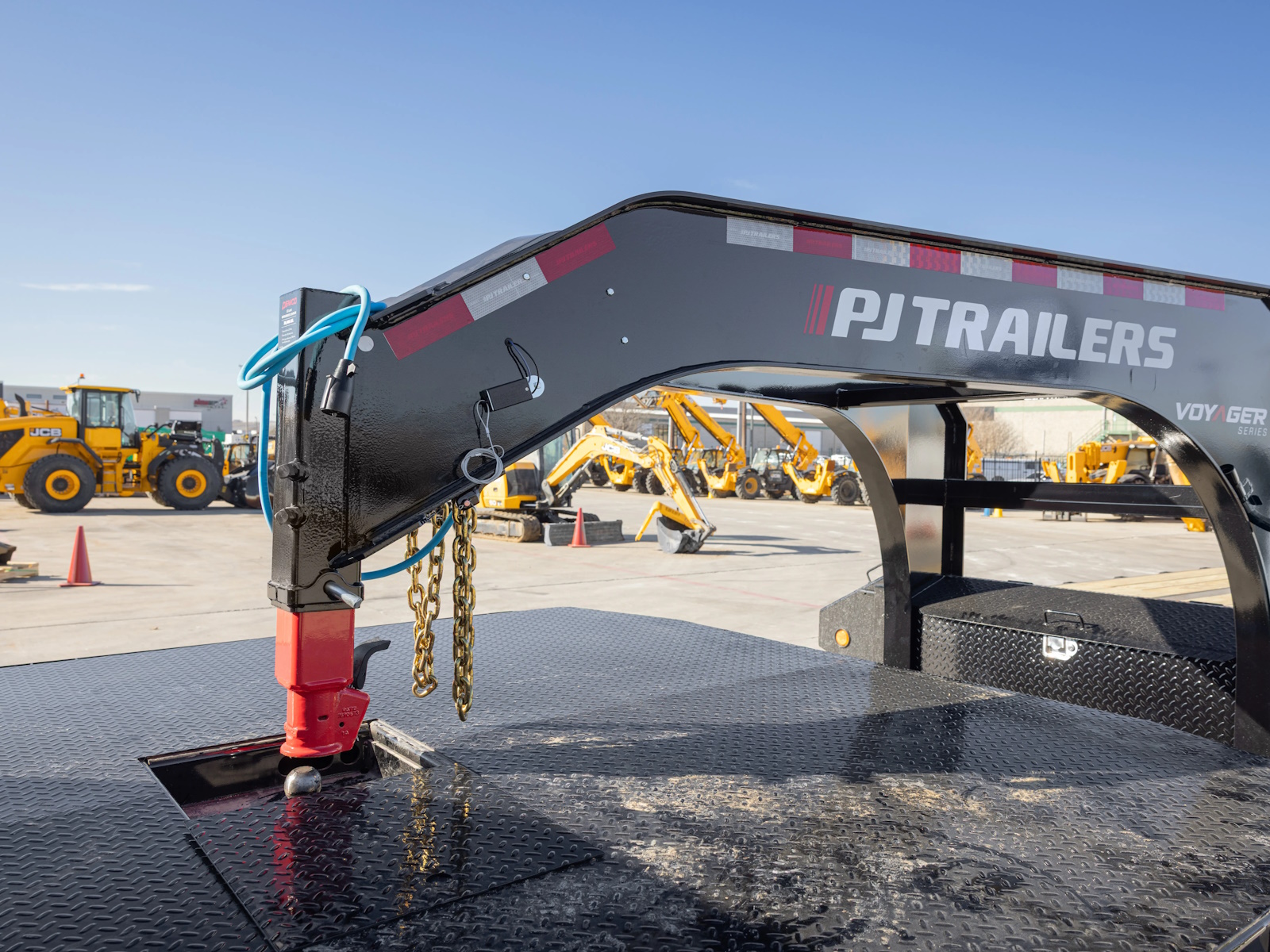 2027 PJ Trailers Voyager Hydraulic Dovetail Gooseneck (LY) Gooseneck Trailer