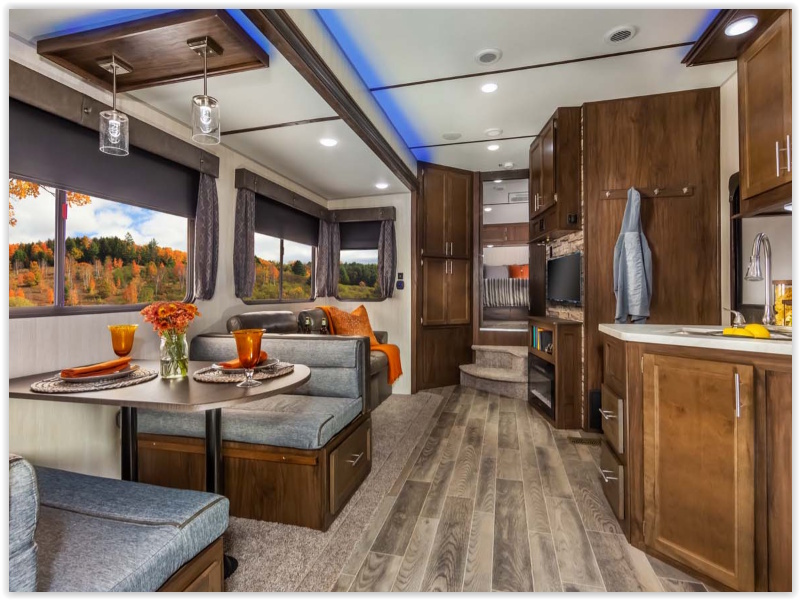 2021 Forest River CHEROKEE WOLF PACK 23 FT Trailer