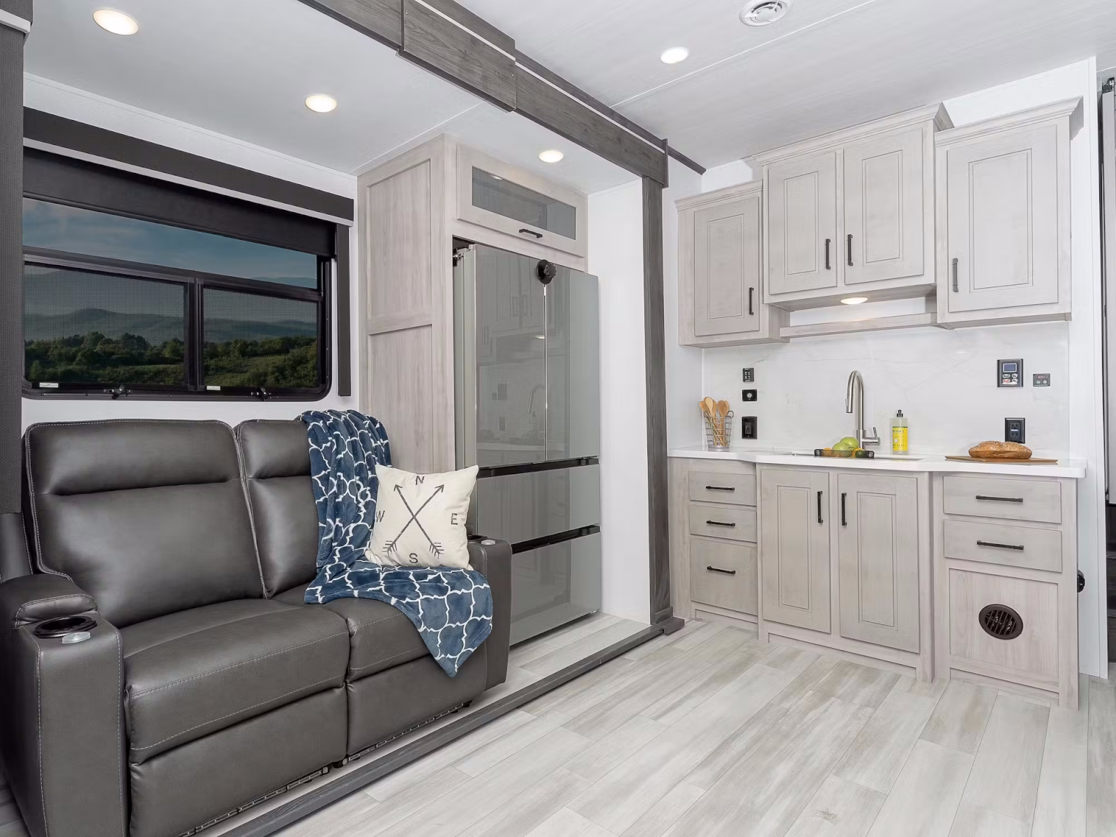 2024 Keystone RV Fuzion 427 Toy Hauler Fifth Wheel