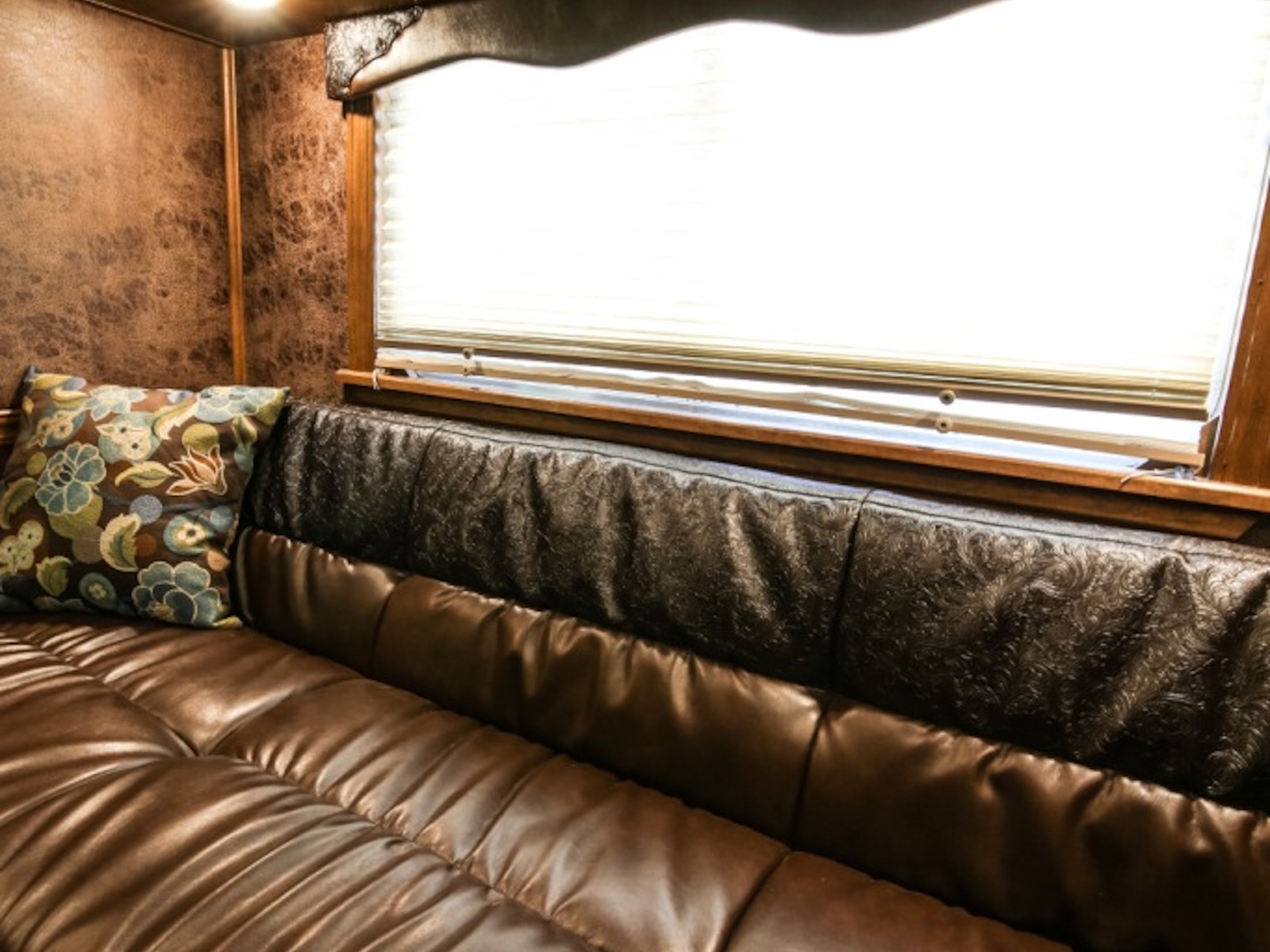 2026 Elite Trailers Gooseneck Mustang LQ Horse Trailer Horse Trailer