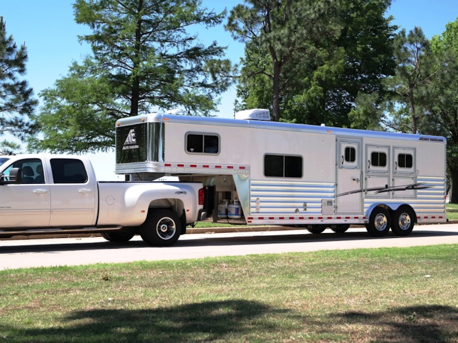 2026 Elite Trailers Gooseneck Mustang LQ Horse Trailer Horse Trailer