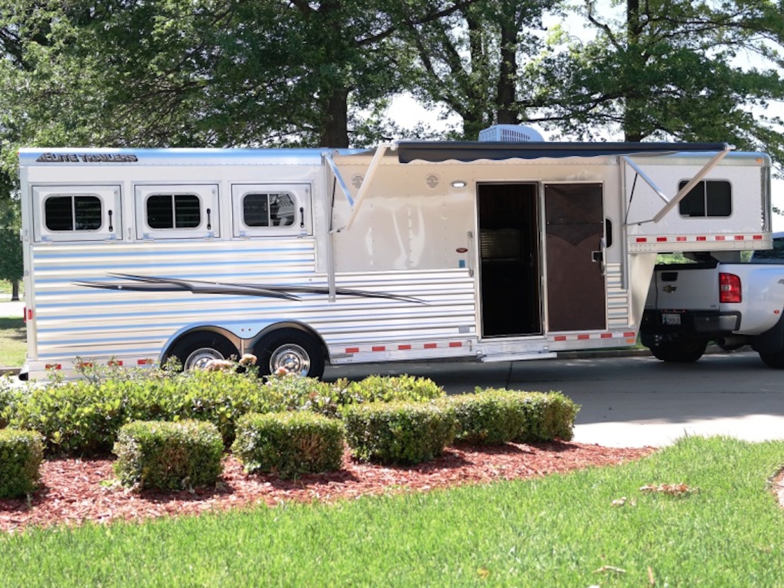 2026 Elite Trailers Gooseneck Mustang LQ Horse Trailer Horse Trailer